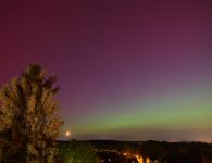 Polarlichter über Schlicht mit Mond im Bild